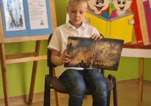 Krzysio Bania z klasy 3c czyta fragment baśni.